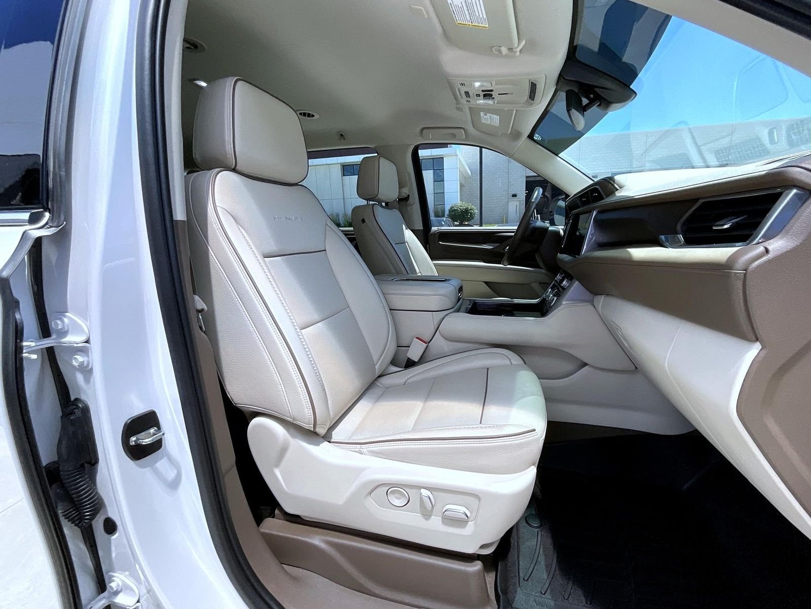Used 2022 White GMC Denali image 16