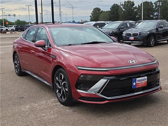 Used 2025 Ultimate Red Hyundai SEL Front-Wheel Drive image 5