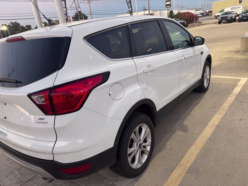 Used 2019 Oxford White Ford SE image 4