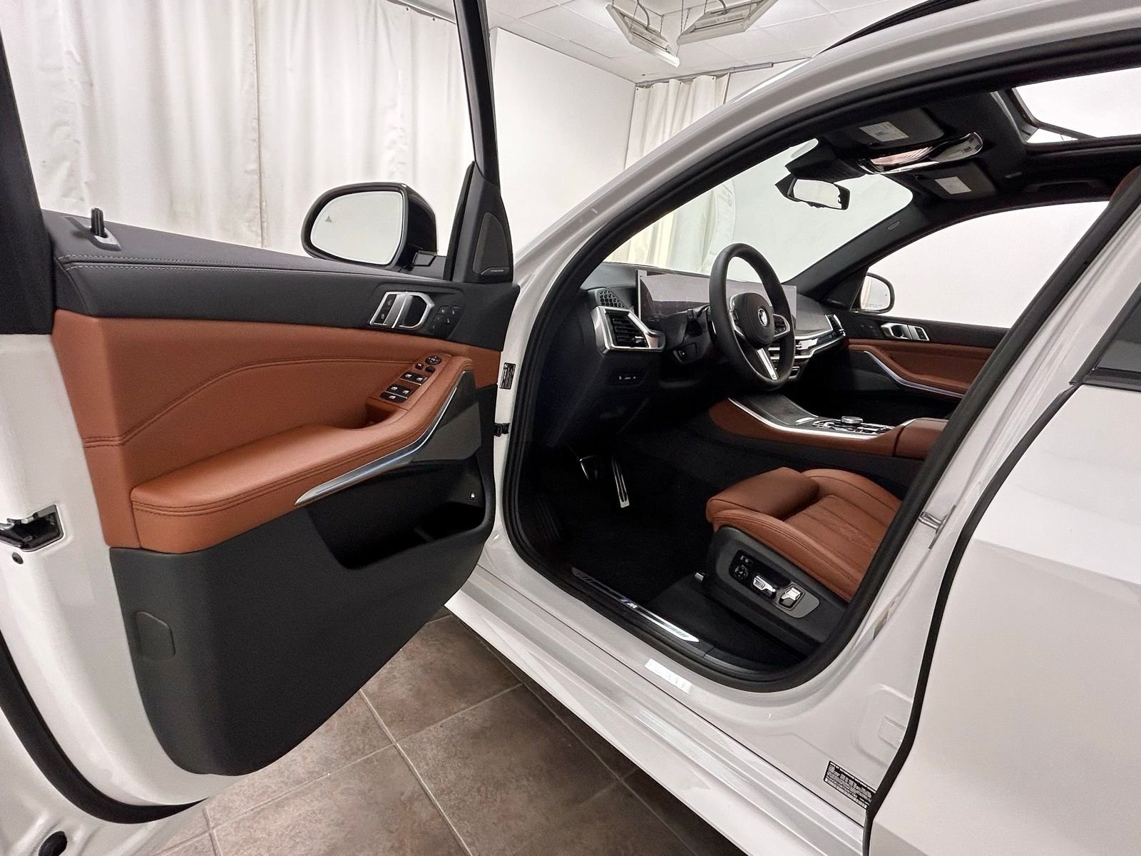 New 2026 Mineral White Metallic BMW xDrive50e image 24