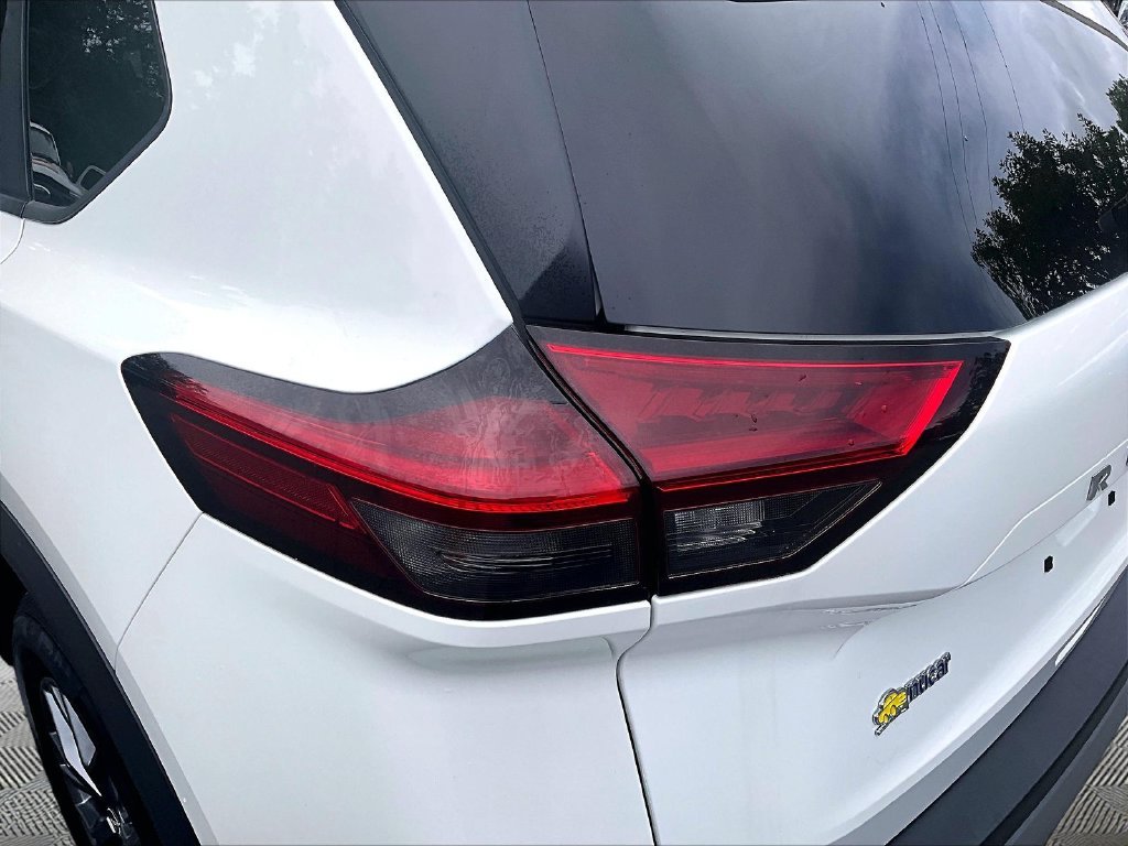 Used 2023 Glacier White Nissan S image 31