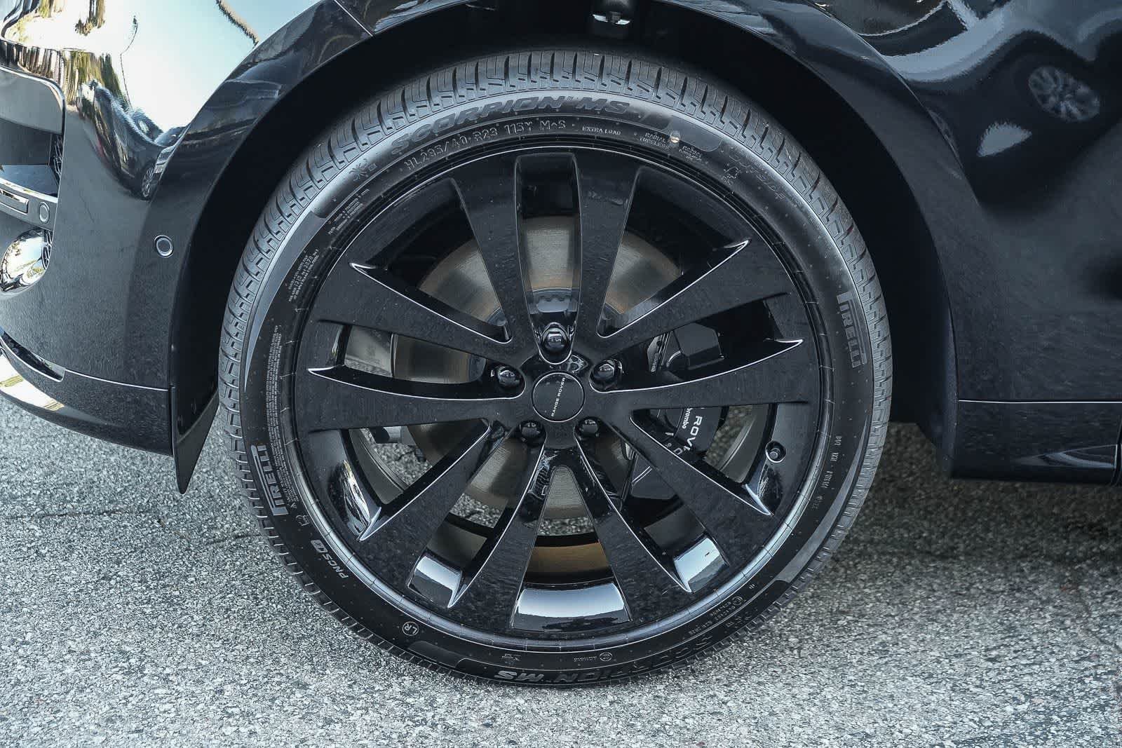 New 2026 Santorini Black Land Rover Dynamic SE image 9