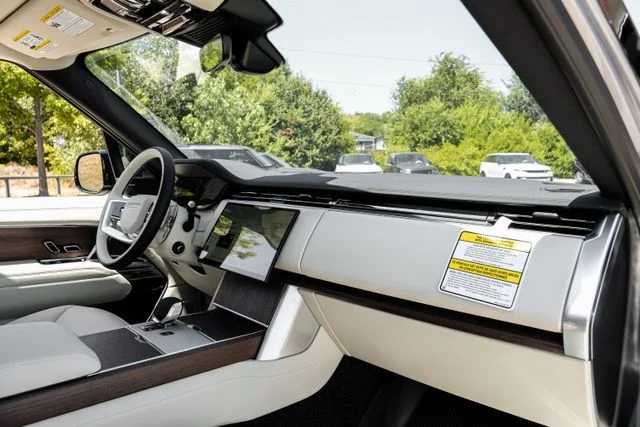 New 2026  Land Rover SE image 15