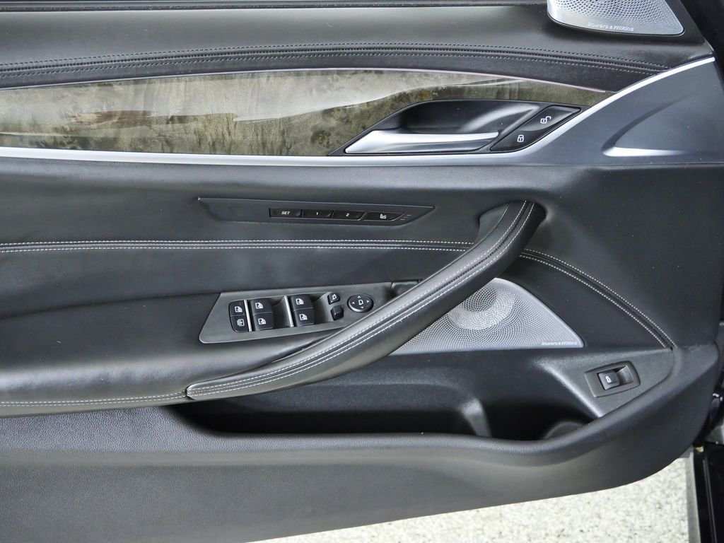 Used 2018 Carbon Black Metallic BMW M550i xDrive image 33