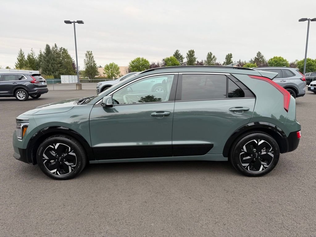 Used 2023 Cityscape Green Kia Wind image 5