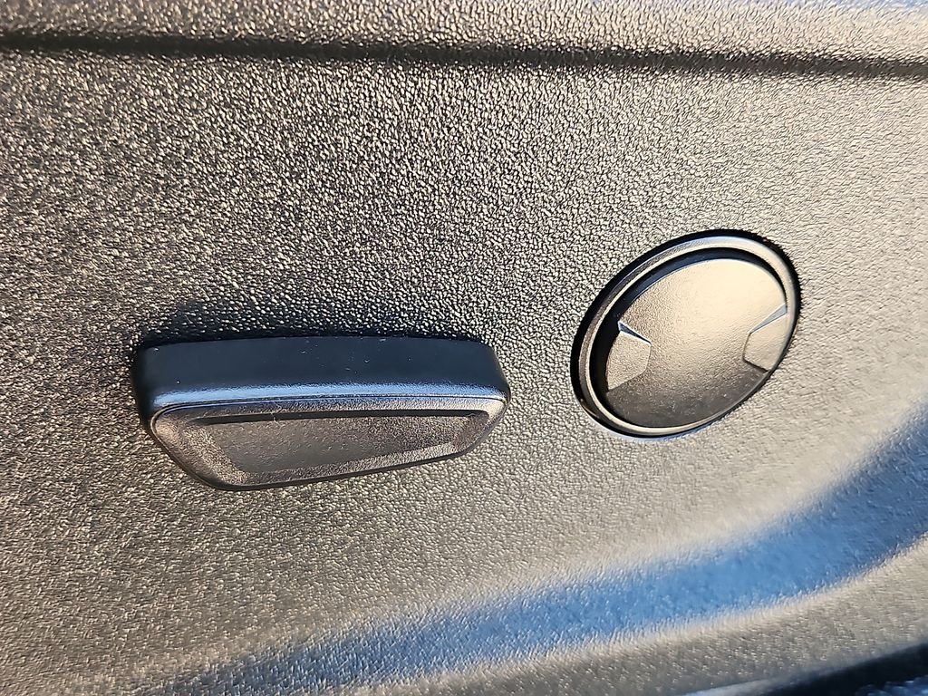 Used 2025 Oxford White Ford XLT image 19