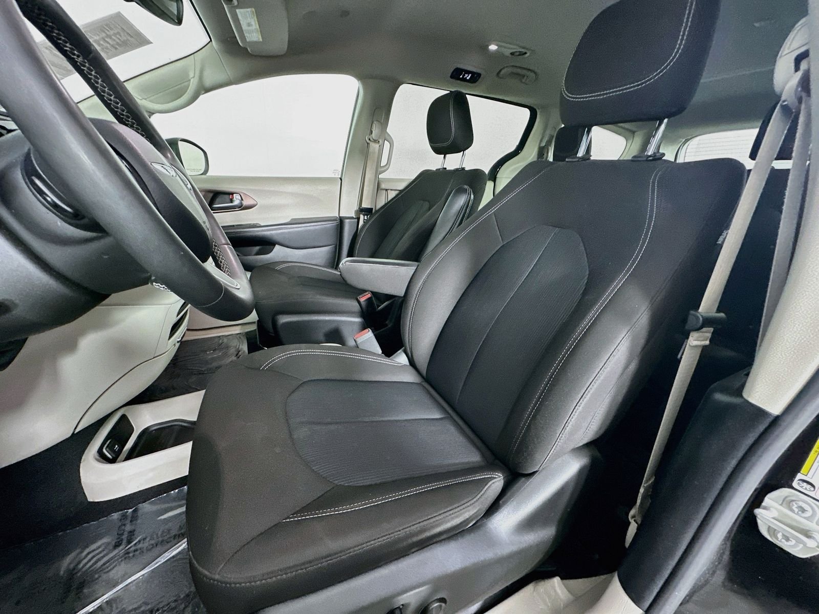 Used 2023 Brilliant Black Crystal Pearlcoat Chrysler LX image 20
