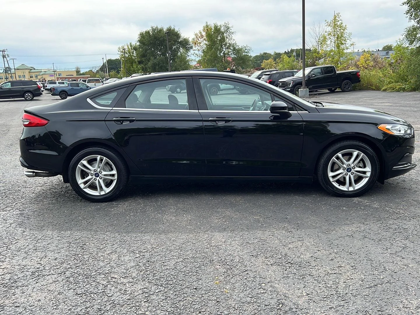 Used 2018 Shadow Black Ford SE image 25