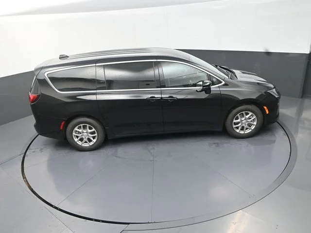 New 2027 Diamond Black Crystal Pearl-Coat Exterior Paint Chrysler Select image 18