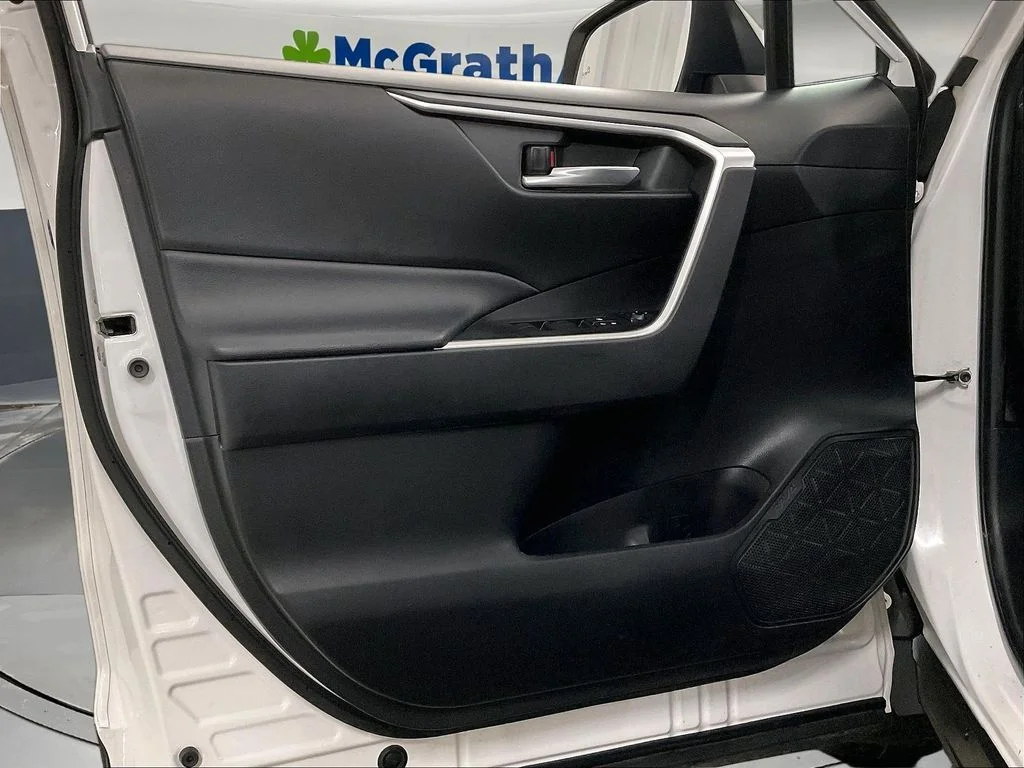 Used 2020 White Toyota XLE image 27