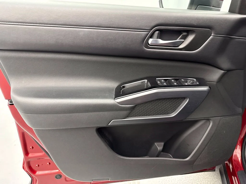 Used 2023 Scarlet Nissan SL image 17