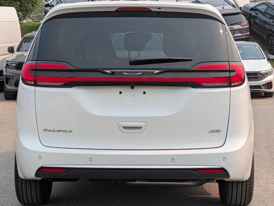 New 2027 White Chrysler Select - - AWD - 3.6L Pentastar VVT V6 - Safety Sphere Pkg w/ 360 Cam - Stow n Go Seats & More! image 7