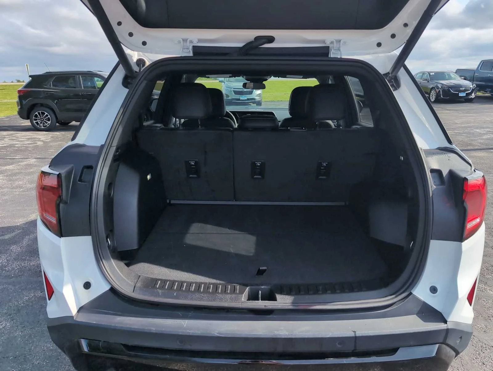 Used 2026 Summit White GMC Elevation image 28