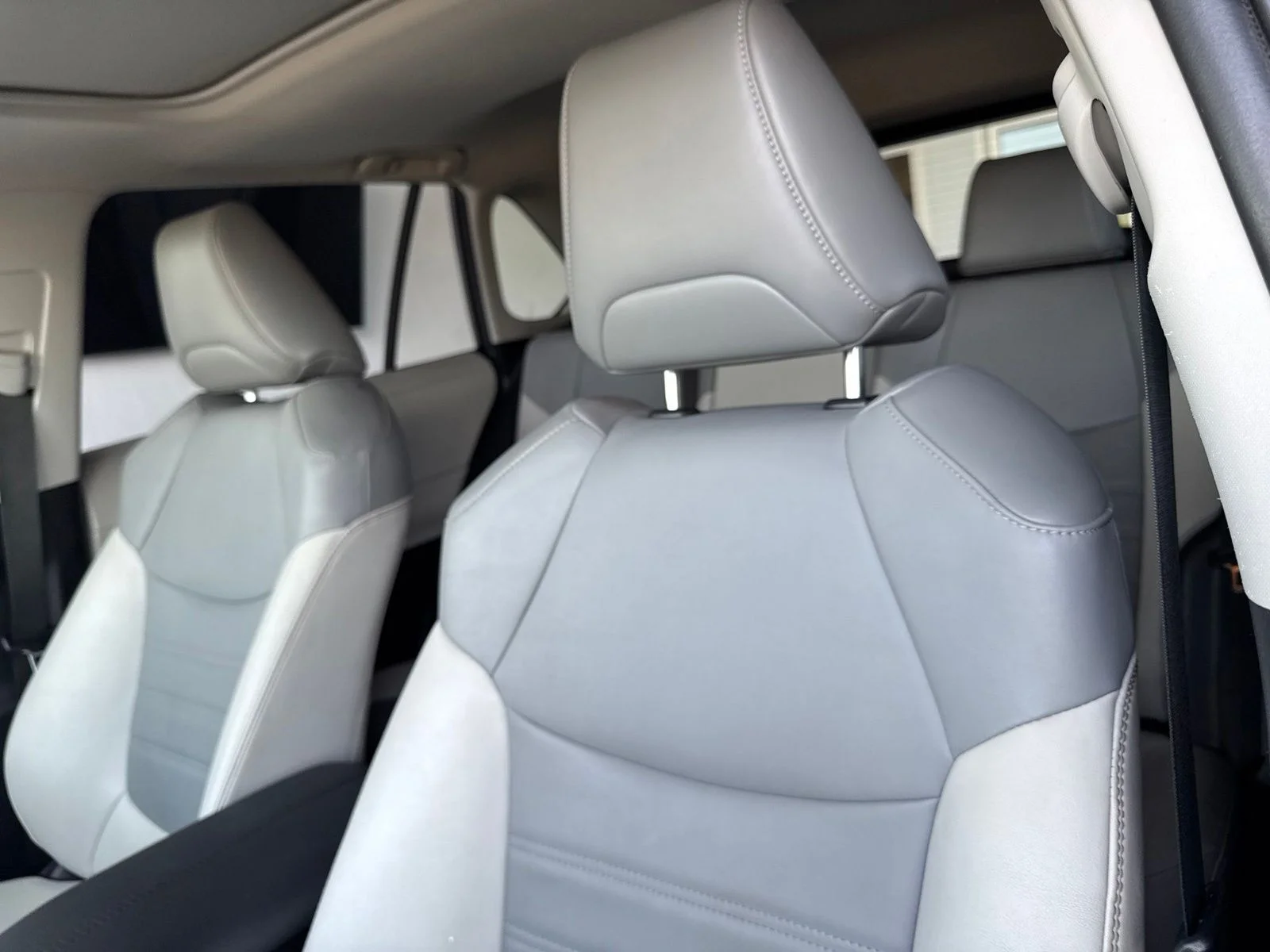 Used 2020 Midnight Black Metallic Toyota XLE Premium image 18