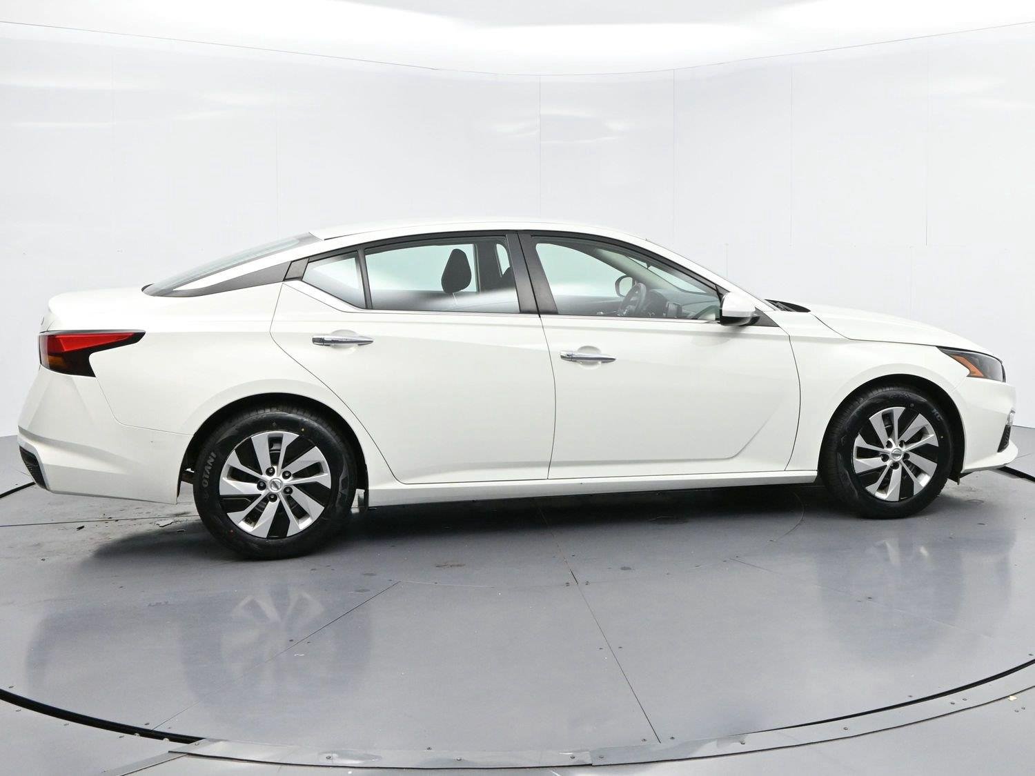 Used 2022 Glacier White Nissan 2.5 S image 8