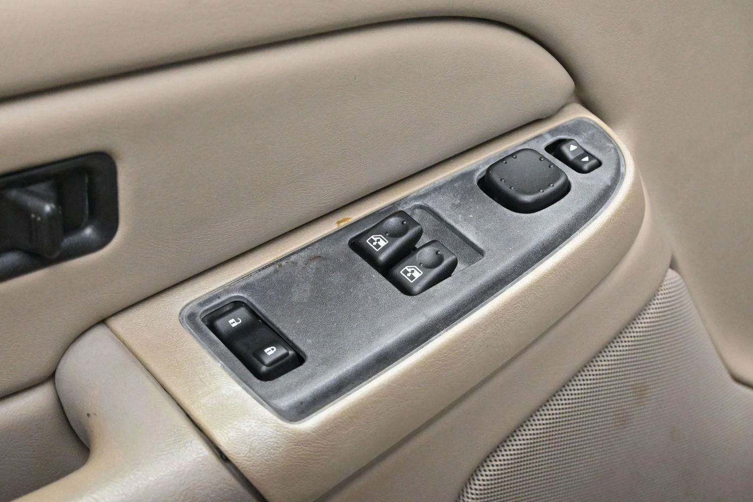 Used 2005 Dark Green Metallic Chevrolet LS image 10
