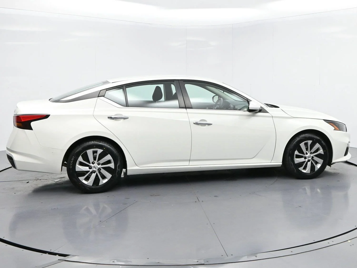 Used 2022 Glacier White Nissan 2.5 S image 8