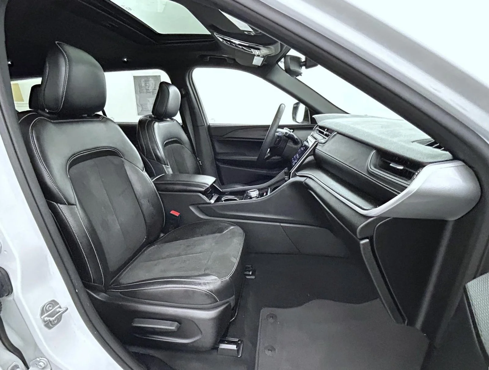 Used 2023 White Jeep Altitude image 15