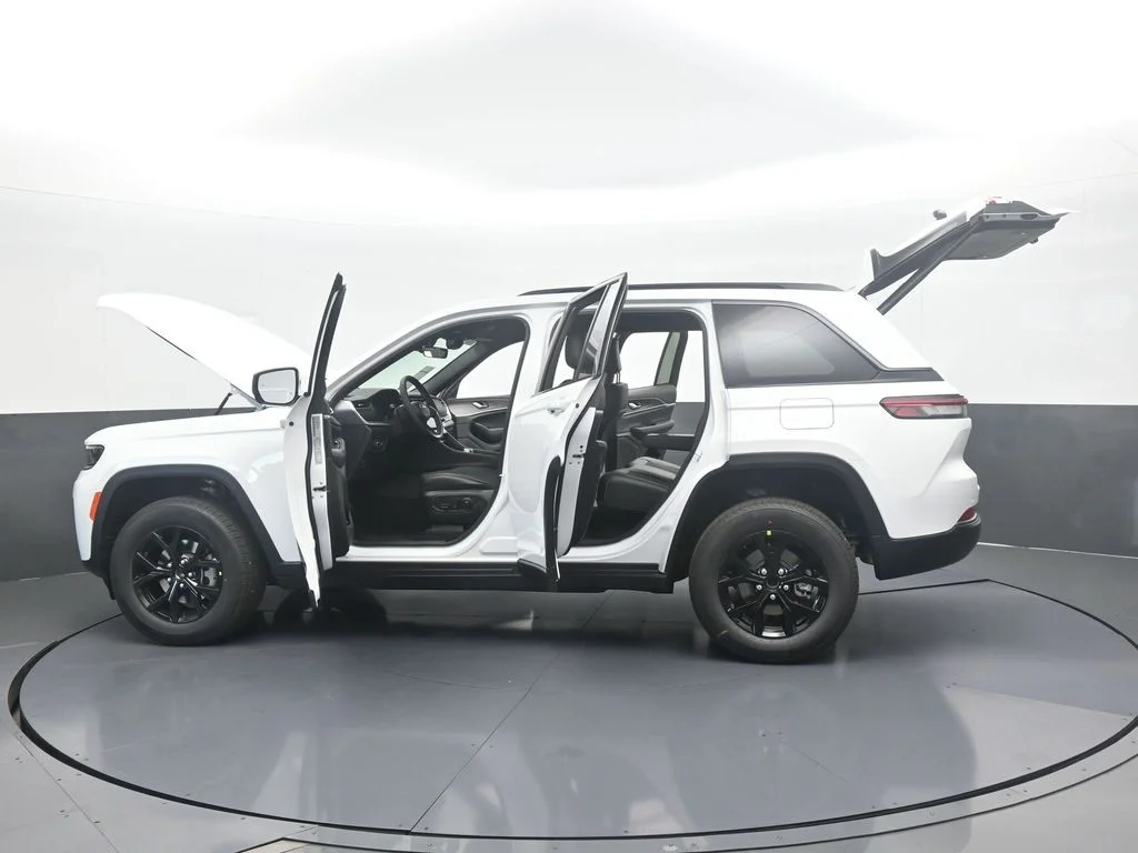New 2026 Bright White Clear-Coat Exterior Paint Jeep Laredo image 72