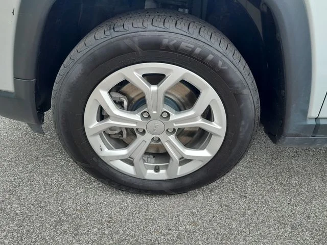 Used 2024 Silver Jeep Latitude image 9