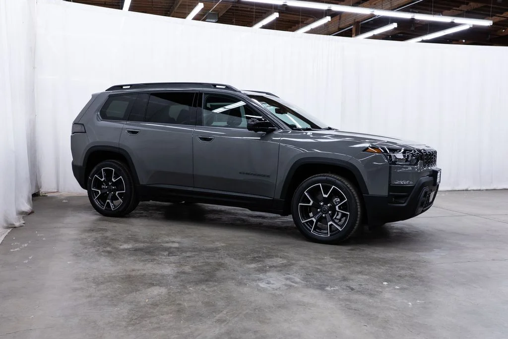 2026 Jeep Cherokee Overland HEV 4X4's photo