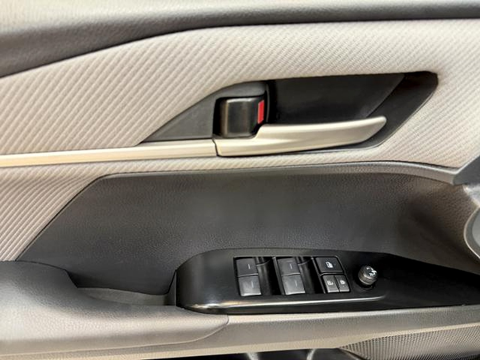 Used 2025 White Toyota  image 9