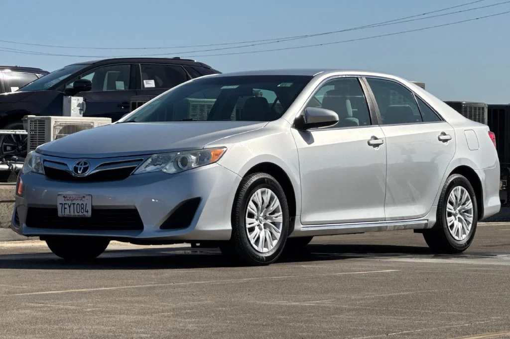 Used 2014 Classic Silver Metallic Toyota LE image 8
