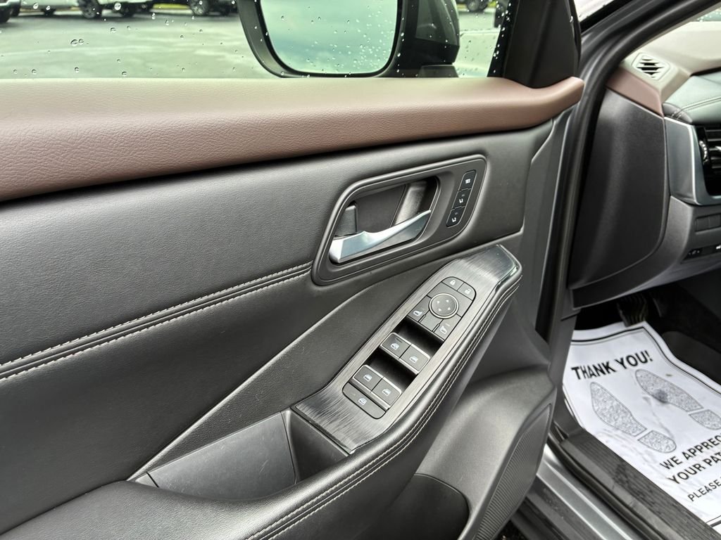 Used 2022 Gray Nissan SL image 10