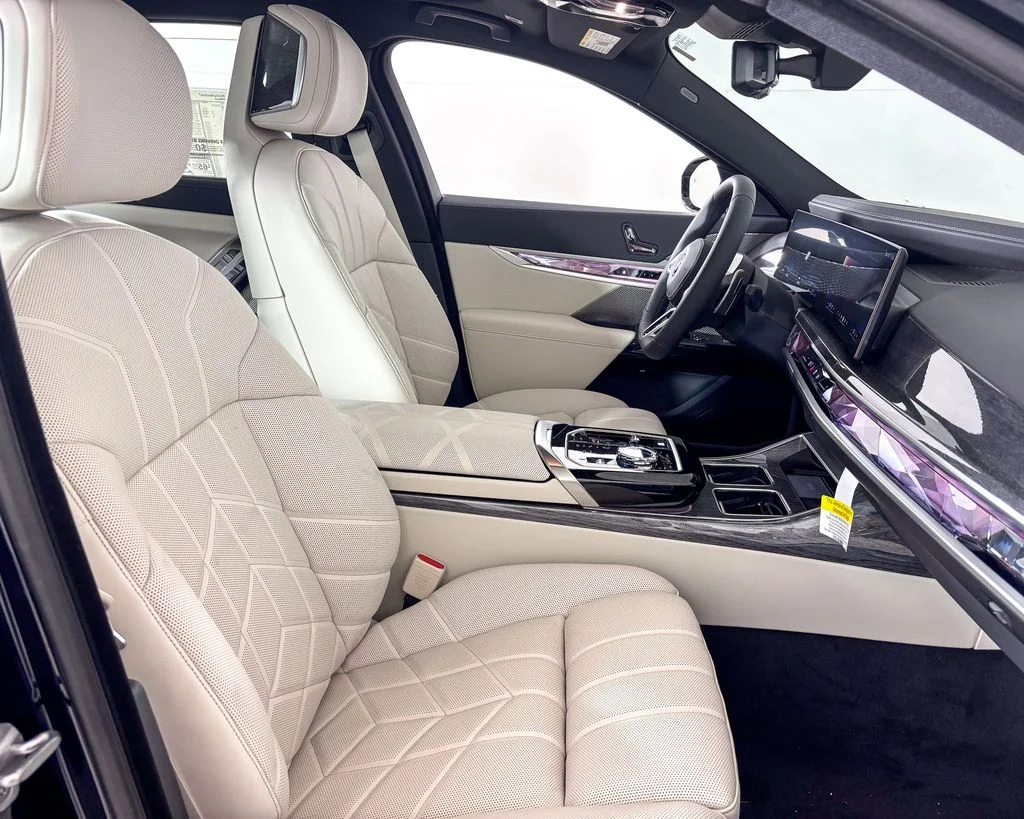 2025 BMW 7 Series 750e - Photo 18