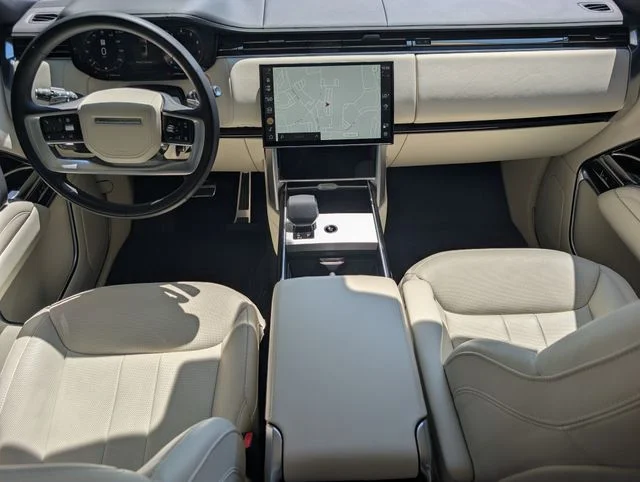 Used 2025  Land Rover SE image 12
