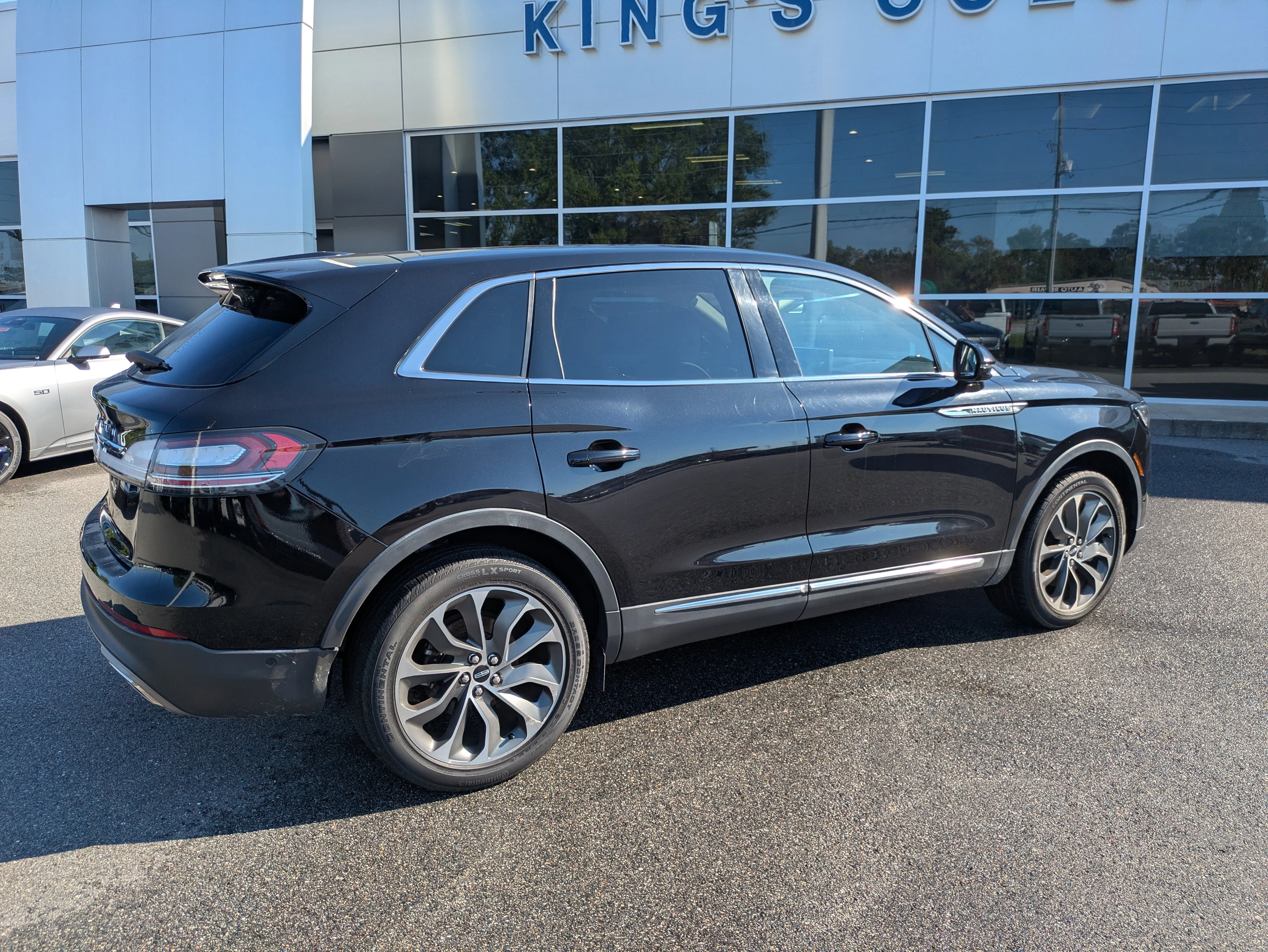 Used 2023 Infinite Black Clearcoat Metallic Lincoln Reserve w/Panoramic Moonroof, Htd & Cld Premium Leather, 13.5 Screen, & 360 Camera image 4