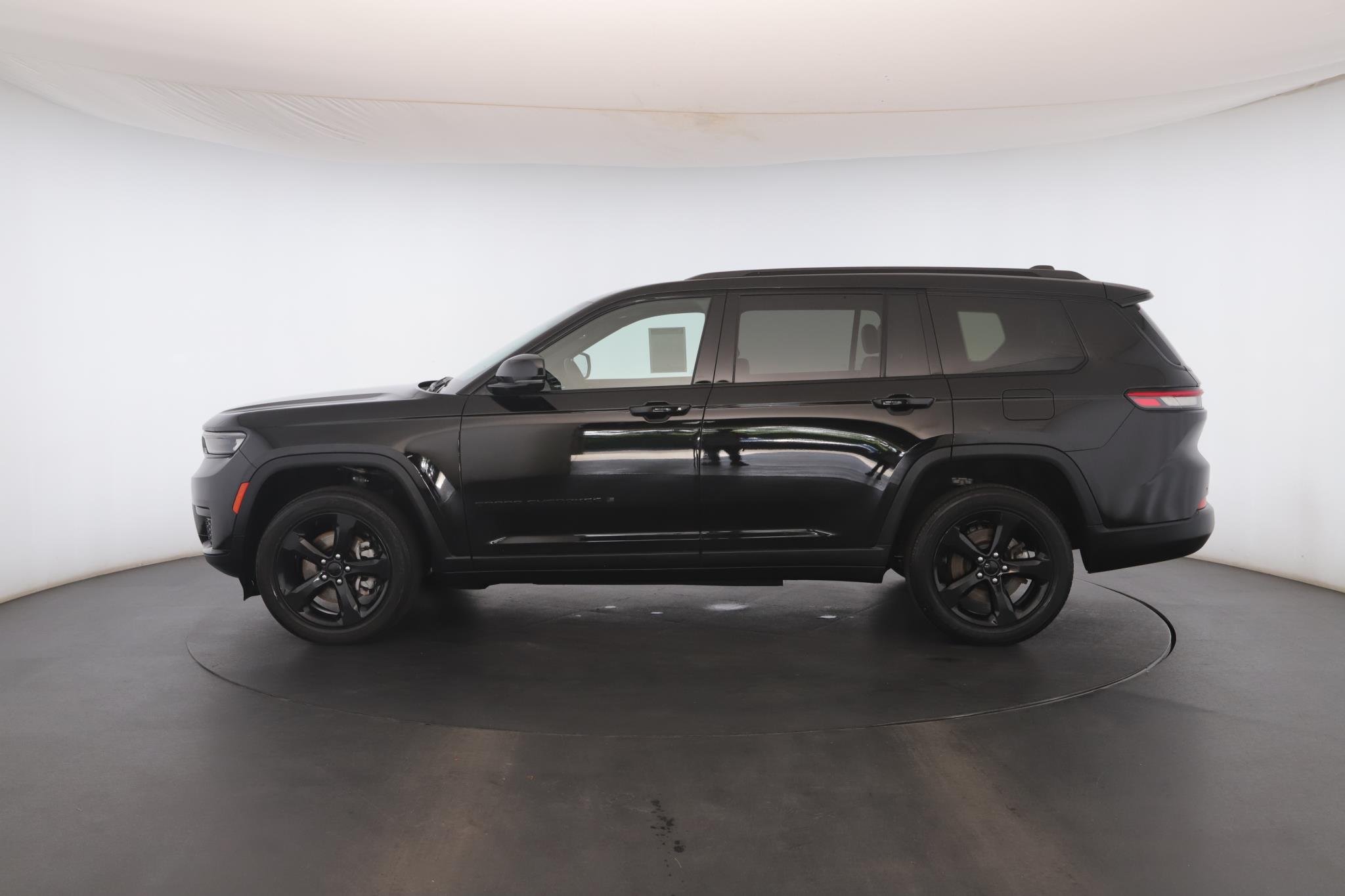 Used 2023 Diamond Black Crystal Pearlcoat Jeep Altitude 4x4 image 19