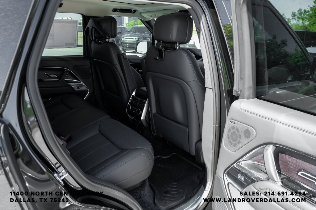 New 2027 Santorini Black Metallic Land Rover SE image 44