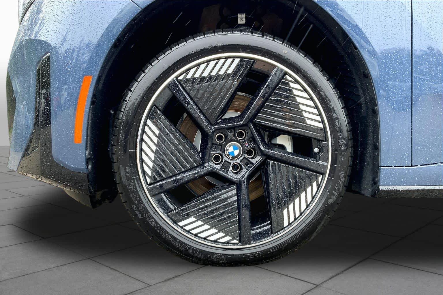 New 2027 Ocean Wave Blue Metallic BMW 50 xDrive image 11