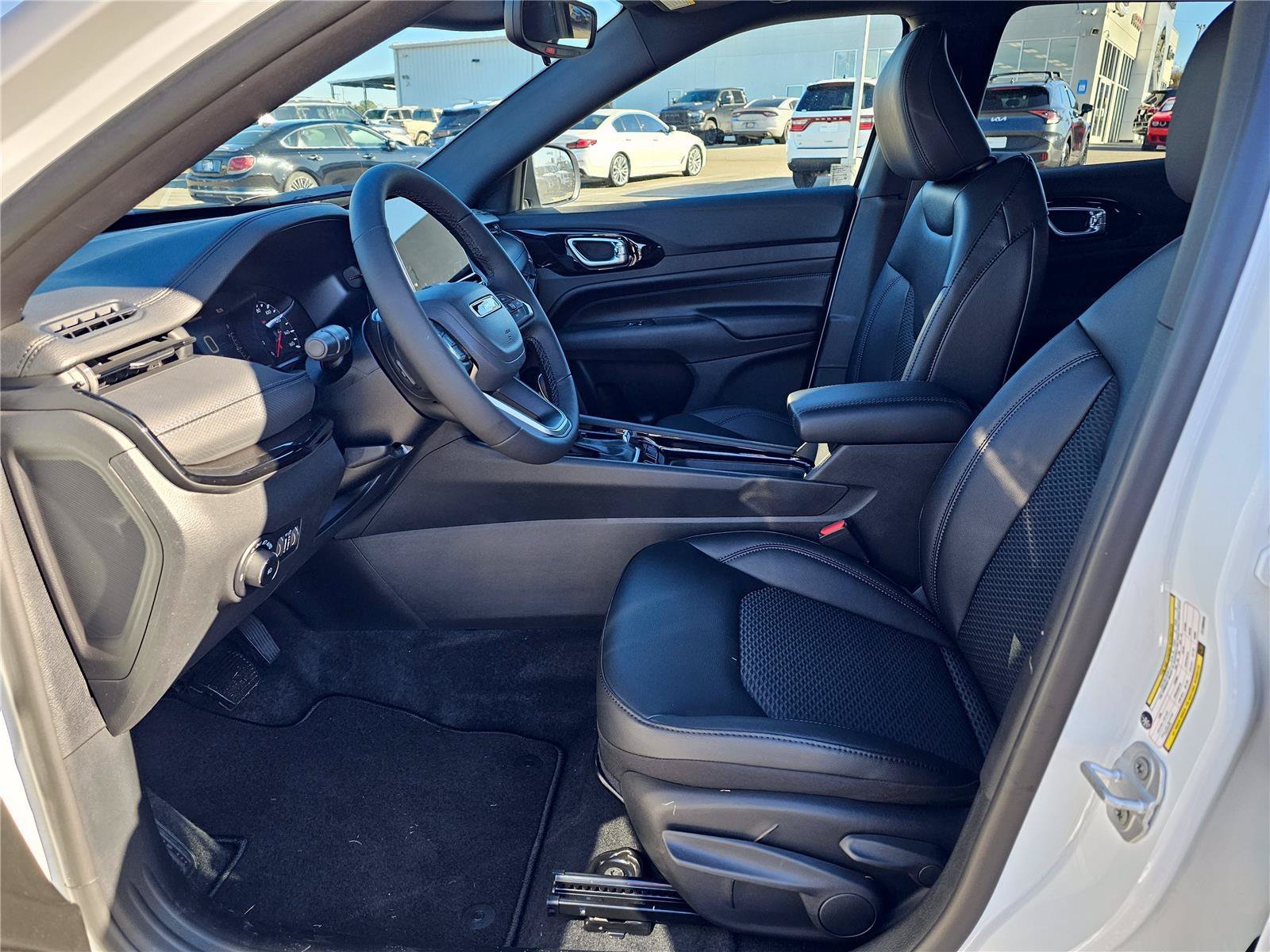 New 2026 Bright White Clearcoat Jeep Latitude Altitude image 16