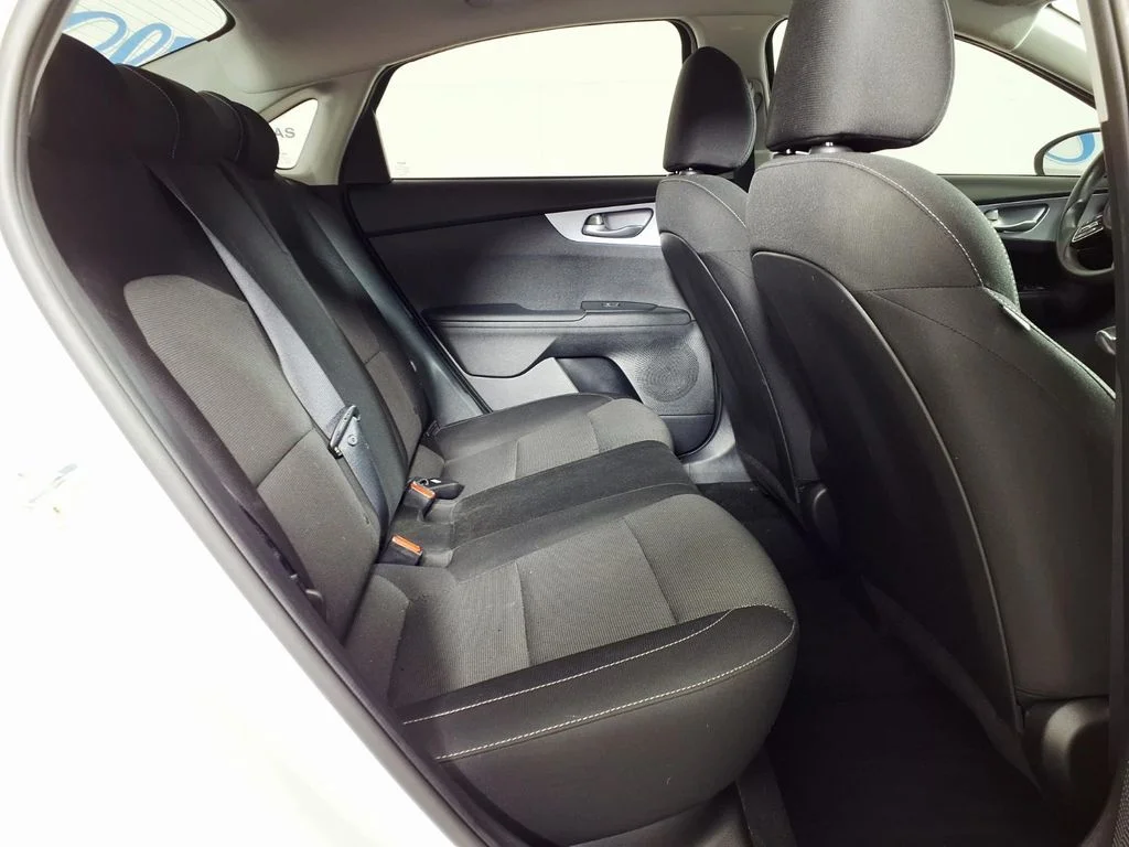 Used 2022 White Kia LXS image 12