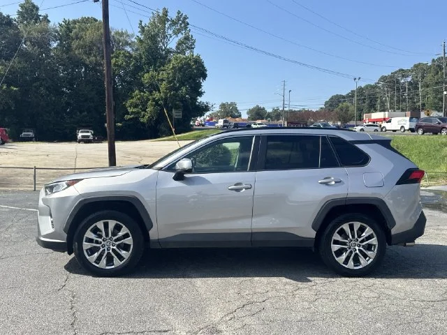 Used 2021 Silver Toyota XLE Premium image 4