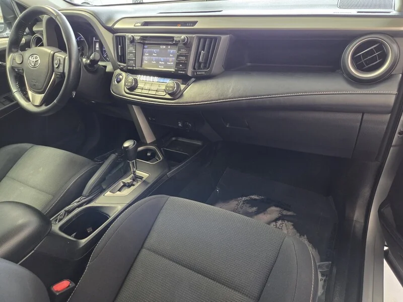 Used 2018 Silver Sky Metallic TOYOTA XLE AWD image 21