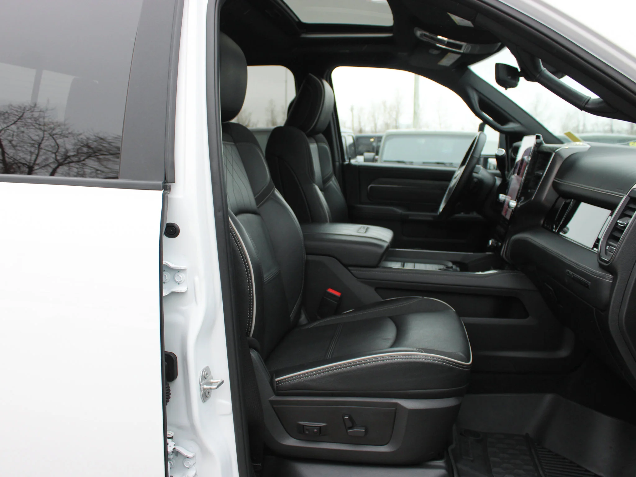 Certified Used 2025 White RAM Limited * Cummins Diesel | 5th Wheel & Gooseneck | Adaptive Cruise | Apple CarPlay | Tonneau Cover image 21