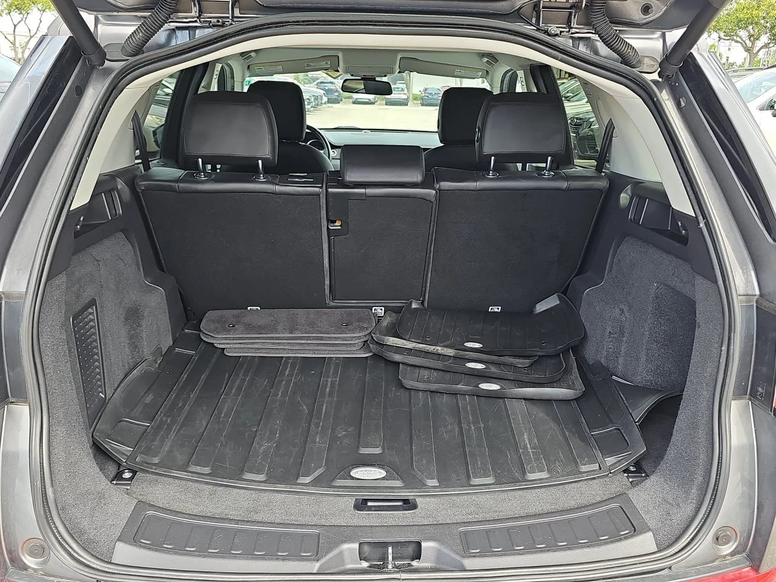Used 2018 Gray Land Rover SE image 12