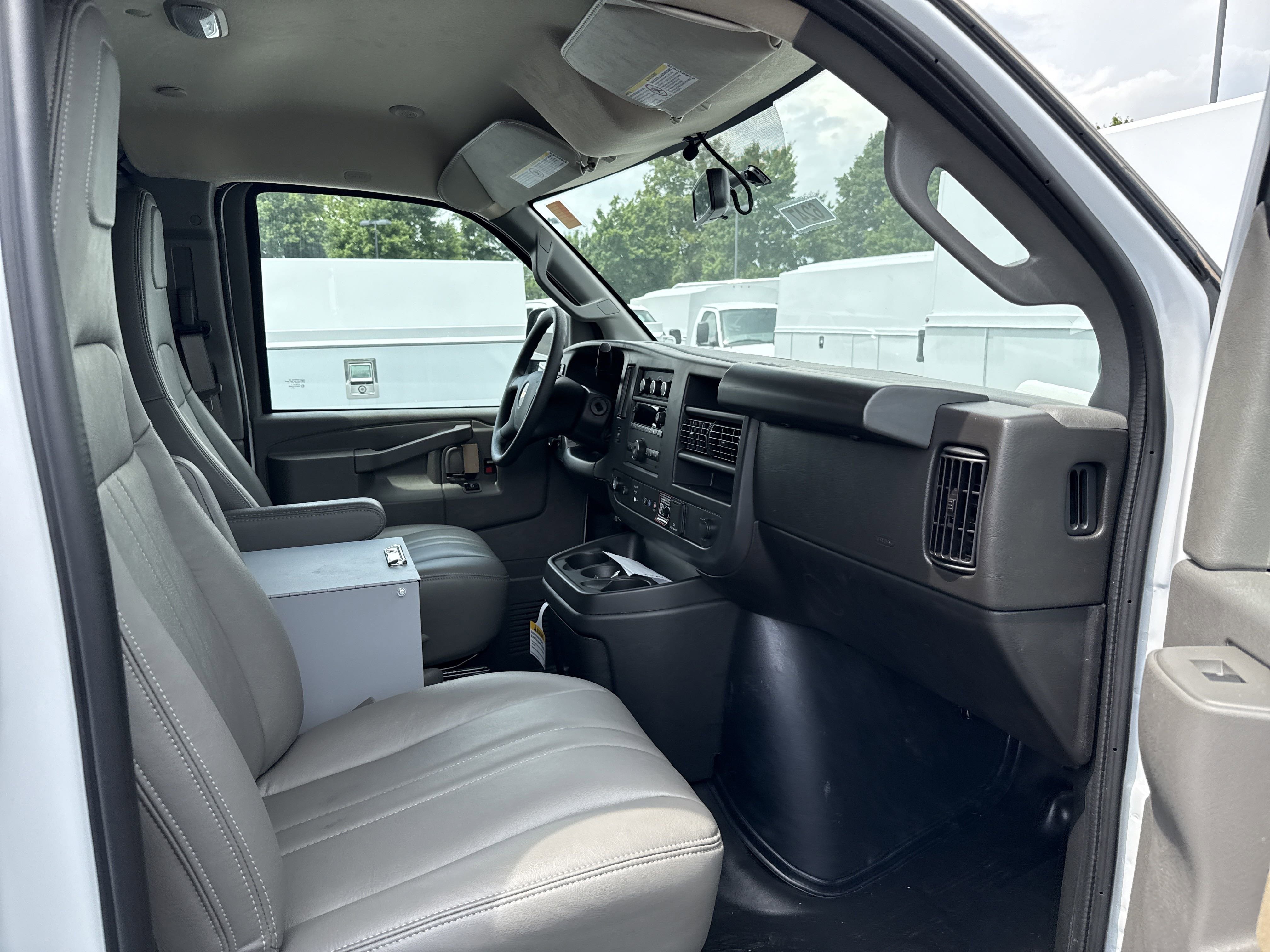 2025 Chevrolet Express Cargo Work Van - Photo 20