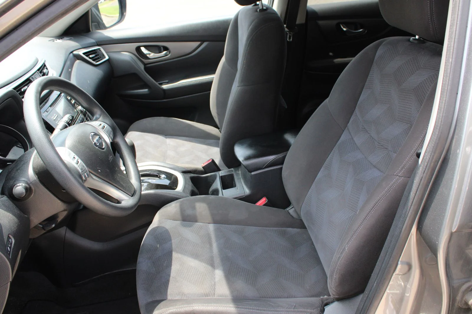 Used 2015 Gray Nissan SV image 9