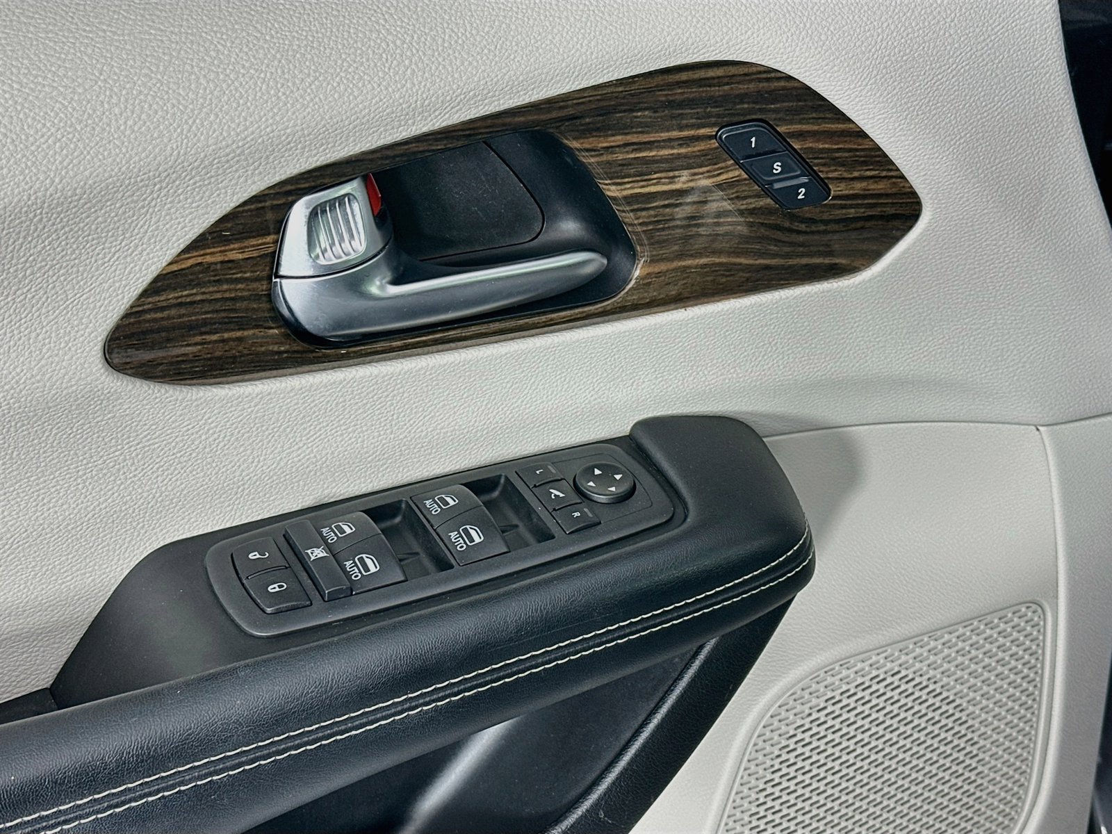 2021 Chrysler Pacifica Hybrid Limited - Photo 23