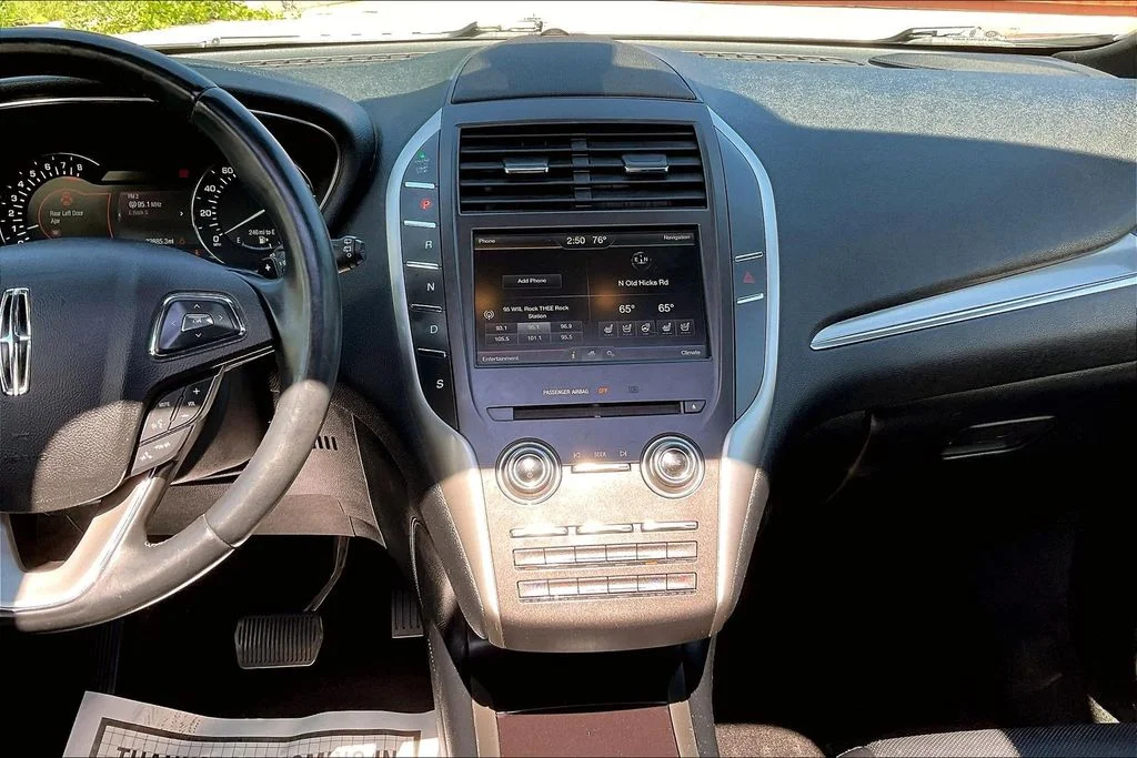 Used 2015 Silver Lincoln Base image 5