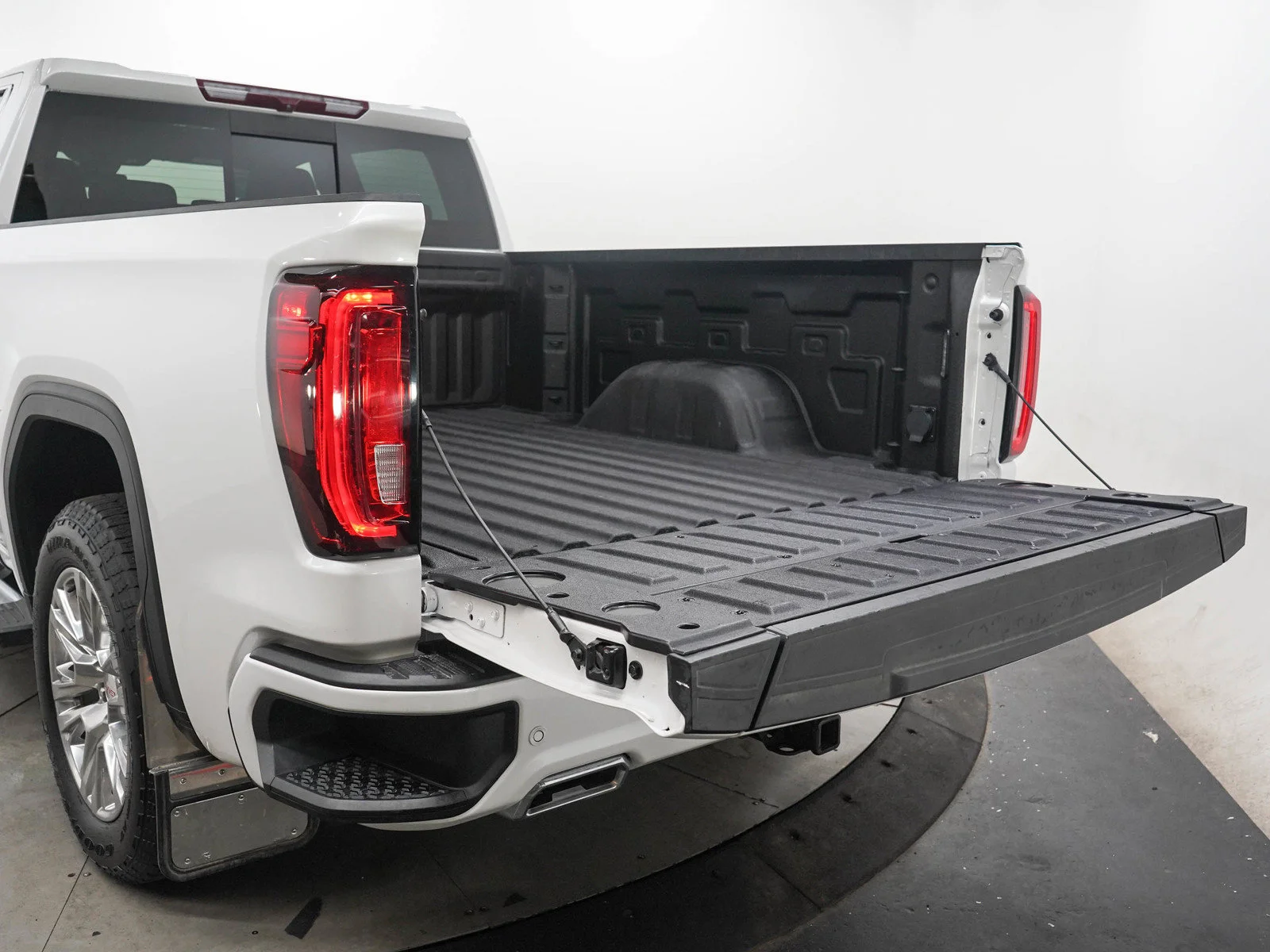 Used 2023 White Frost GMC Denali image 9
