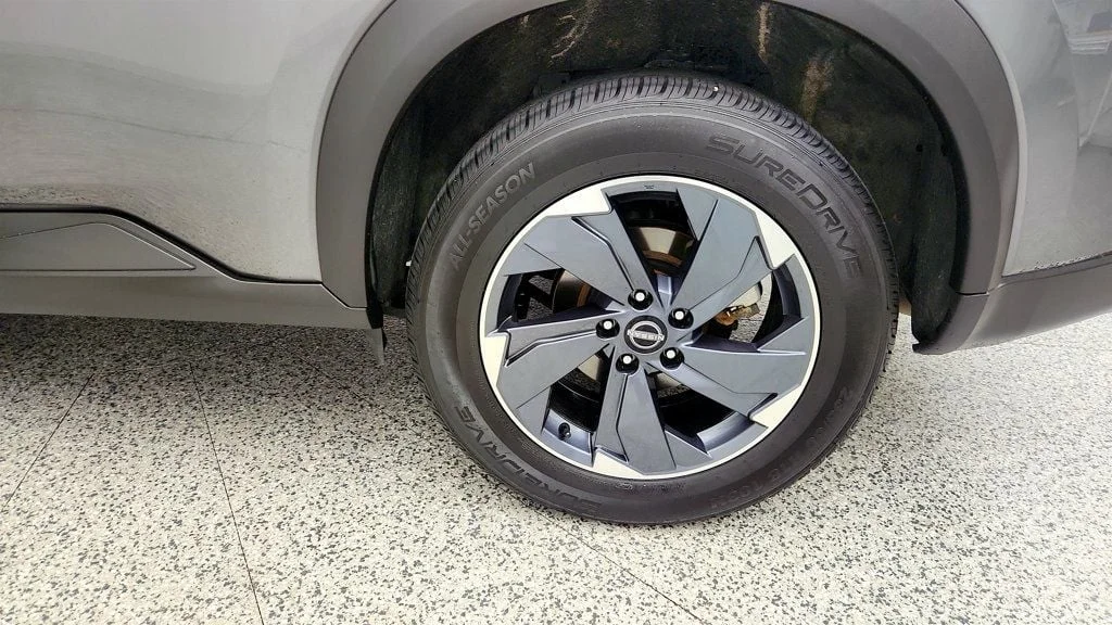 Used 2025 Gun Metallic Nissan FWD SV image 9