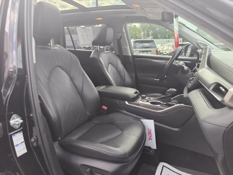 Used 2022 Black Toyota Platinum image 25