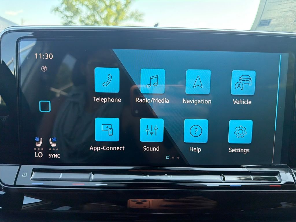 Used 2026 White/off-white Volkswagen SE w/Technology image 19
