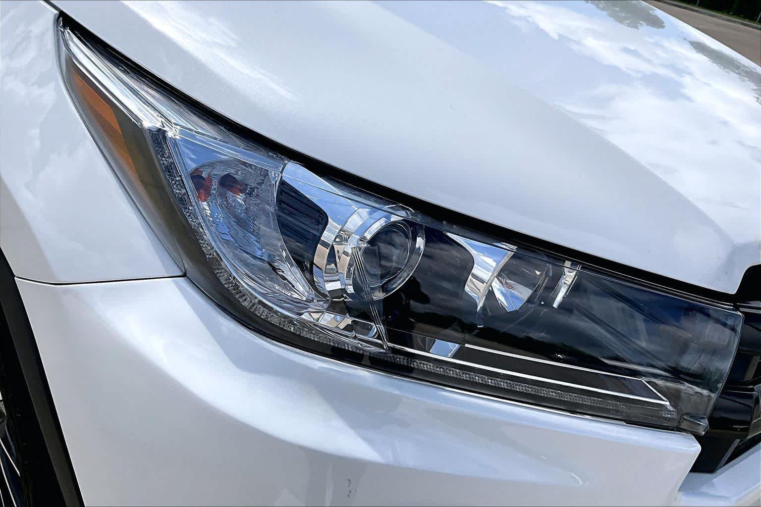 Used 2018 Blizzard Pearl Toyota SE image 41