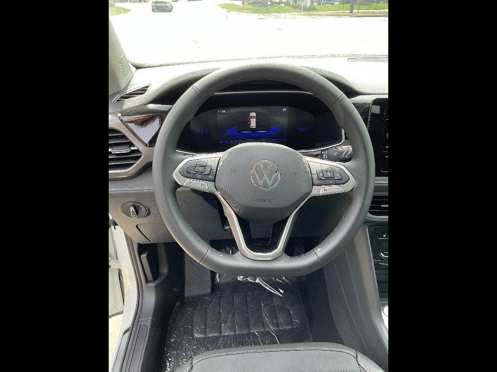 New 2026 Pure White w/ Deep Black Roof Volkswagen SE Black 4Motion image 8